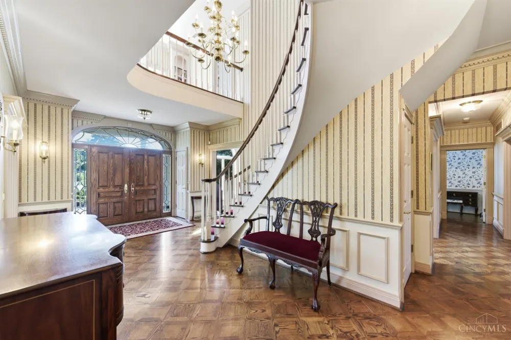 5595 Boomer Road Cincinnati, OH 45247