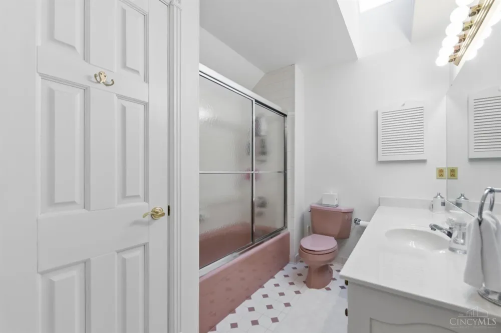 5595 Boomer Road Cincinnati, OH 45247