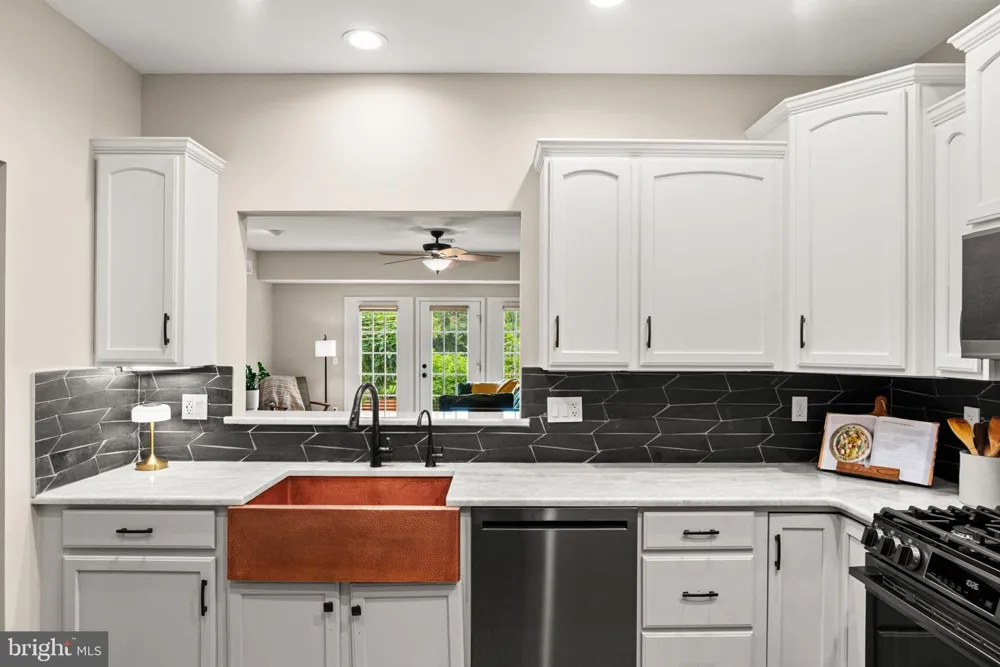 2082 DEER RUN DRIVE Hummelstown, PA 17036