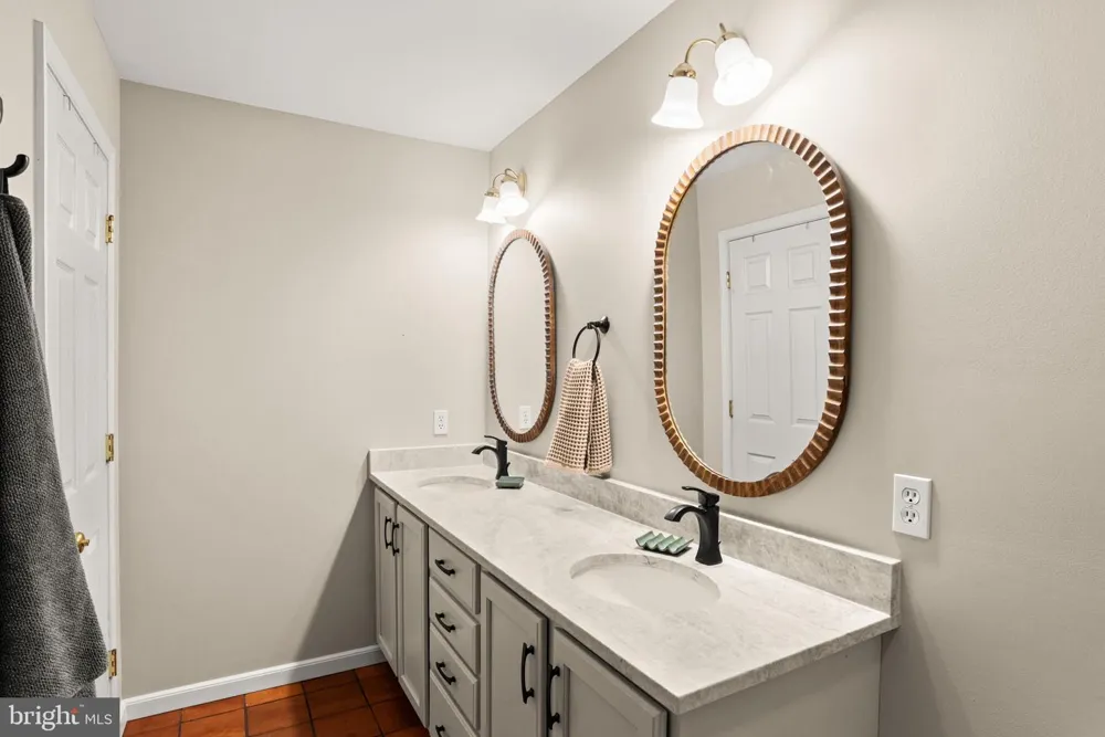 2082 DEER RUN DRIVE Hummelstown, PA 17036