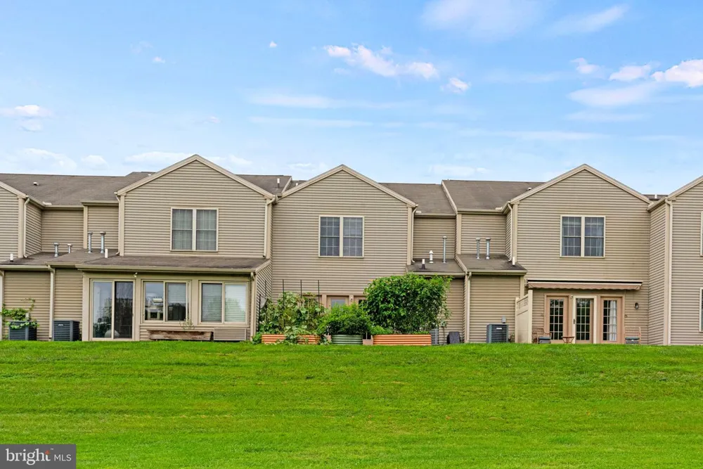 2082 DEER RUN DRIVE Hummelstown, PA 17036