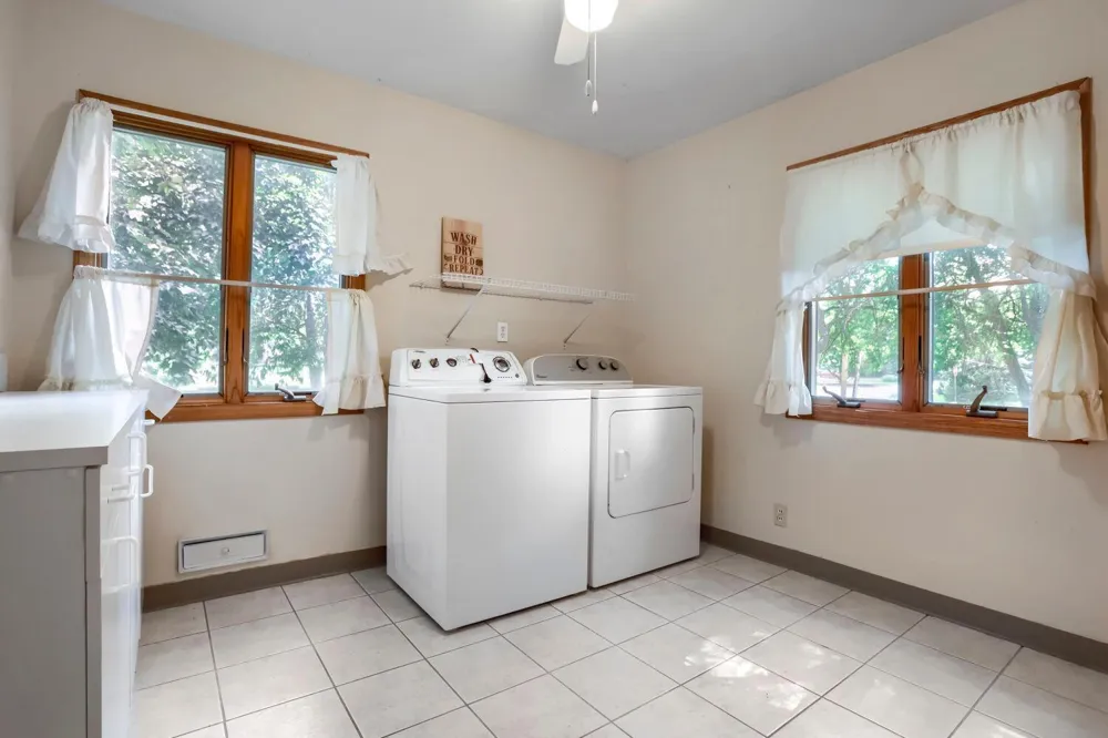 2021 English Street Maplewood, MN 55109
