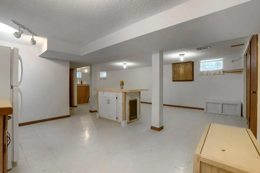 2021 English Street Maplewood, MN 55109