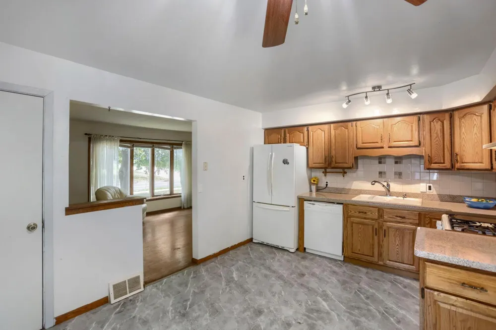 2021 English Street Maplewood, MN 55109