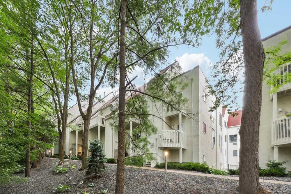 3058 Lake Shore Drive #A Minneapolis, MN 55416