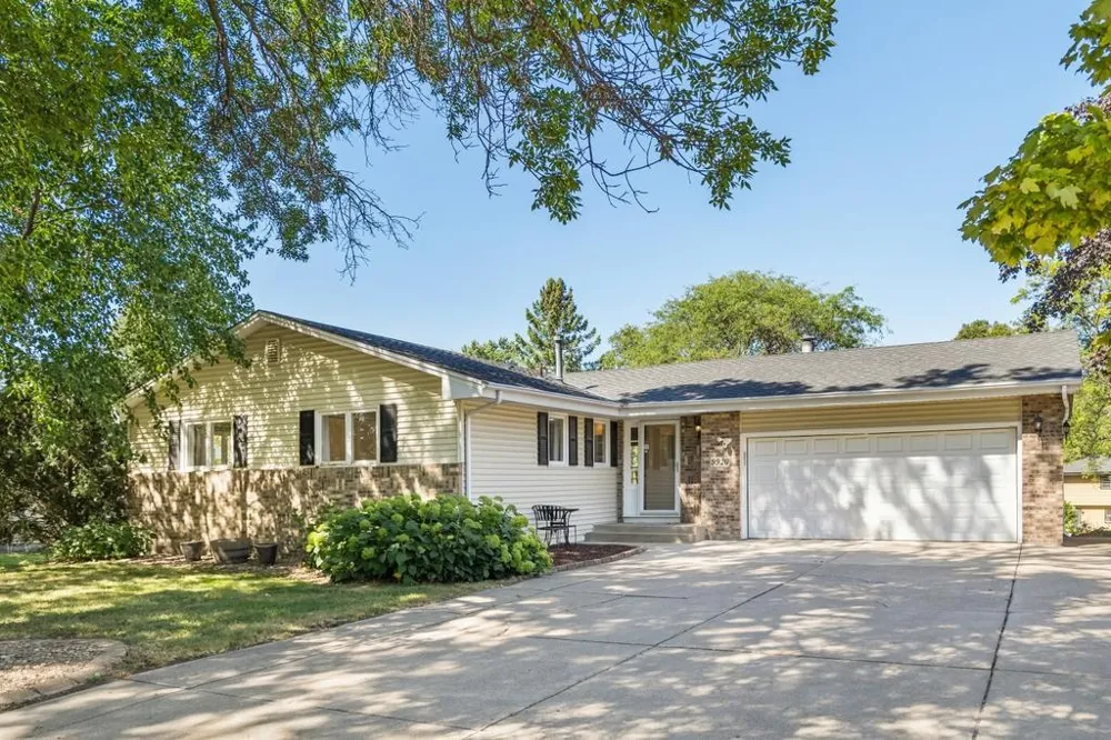 9920 36th Place Plymouth, MN 55441