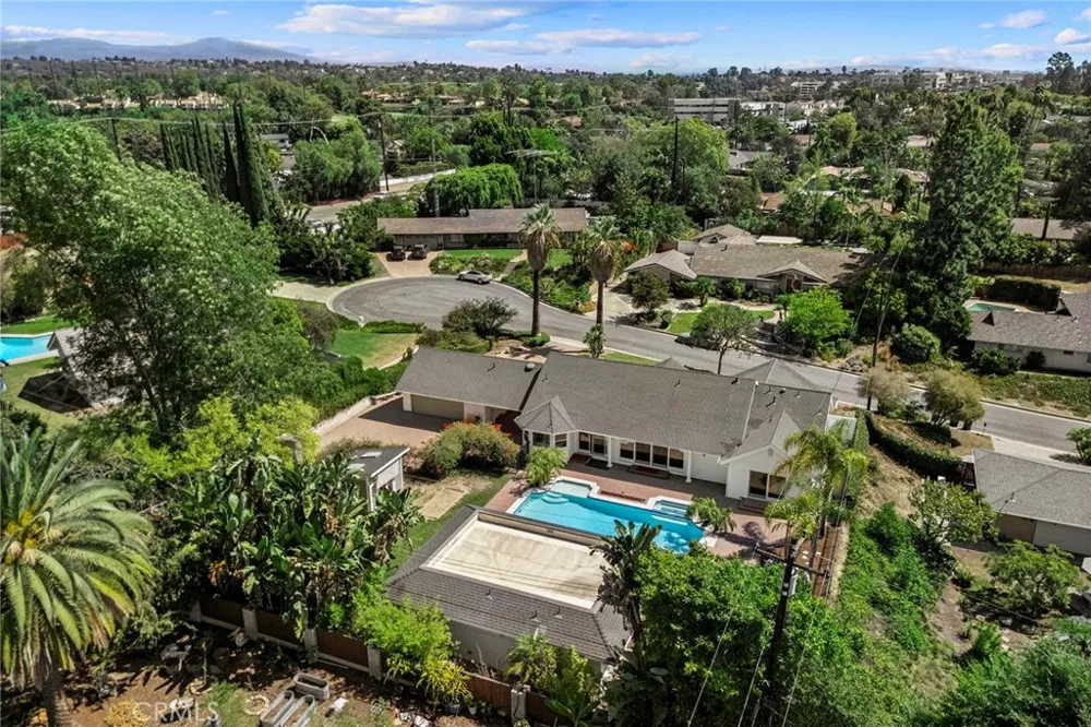 207 Barcelona Fullerton, CA 92835