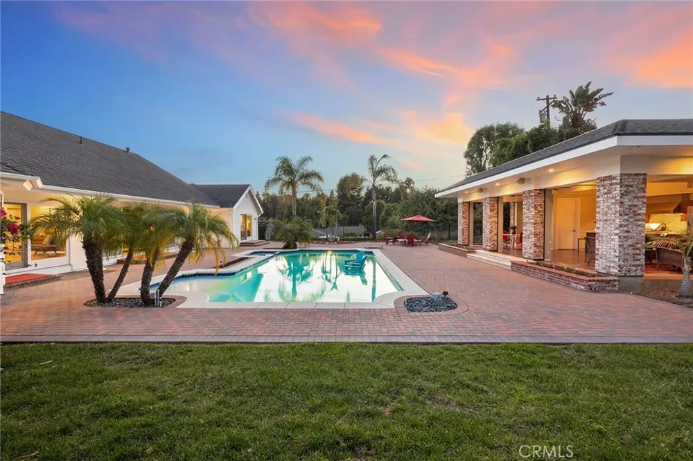 207 Barcelona Fullerton, CA 92835