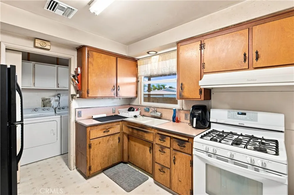 868 James Place Pomona, CA 91767
