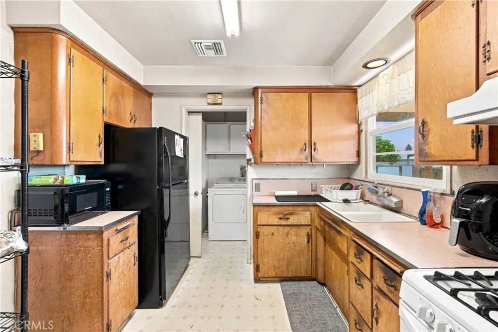 868 James Place Pomona, CA 91767