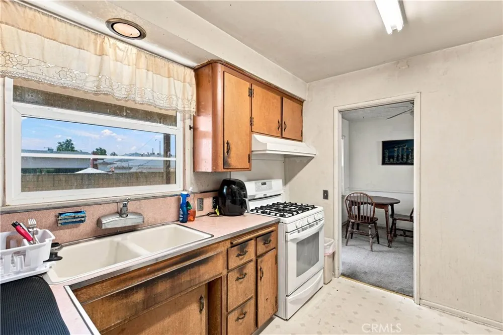 868 James Place Pomona, CA 91767