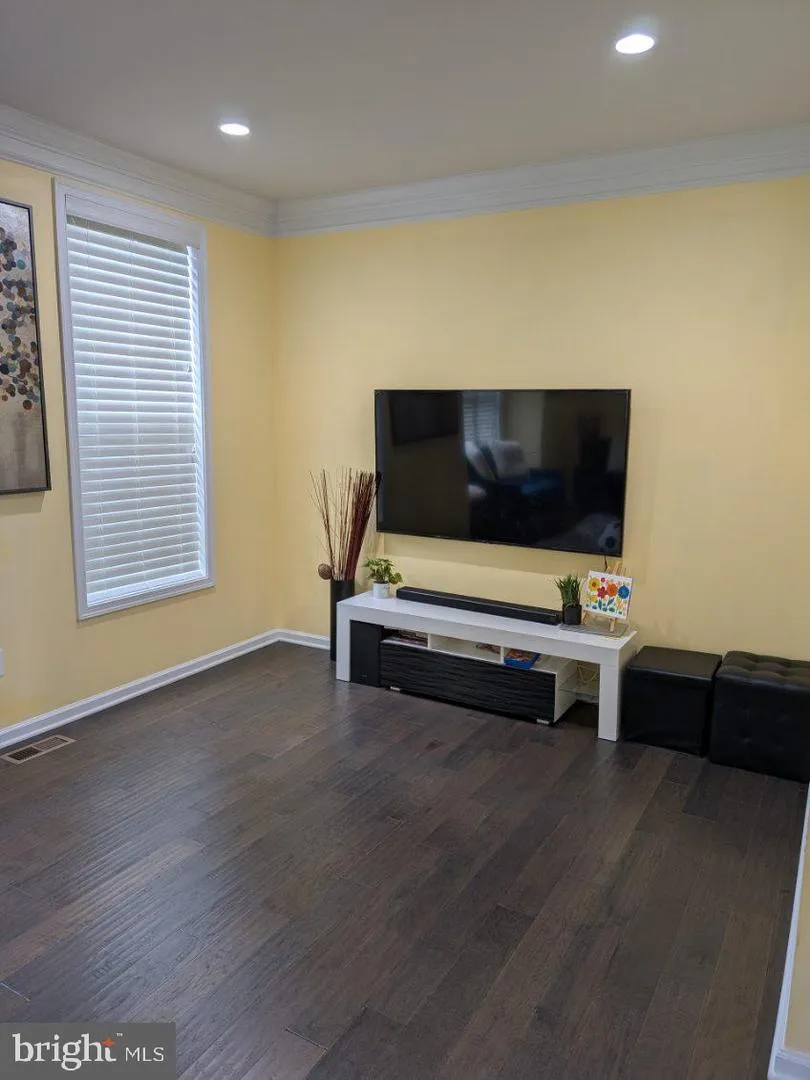 43174 LUTTRELL SQUARE Ashburn, VA 20148