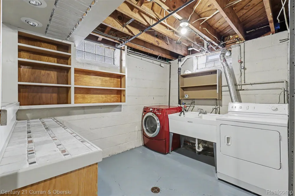 15606 Hanover Avenue Allen Park City, MI 48101