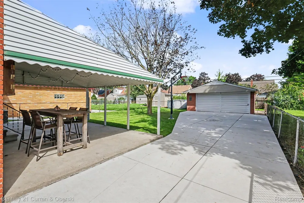 15606 Hanover Avenue Allen Park City, MI 48101