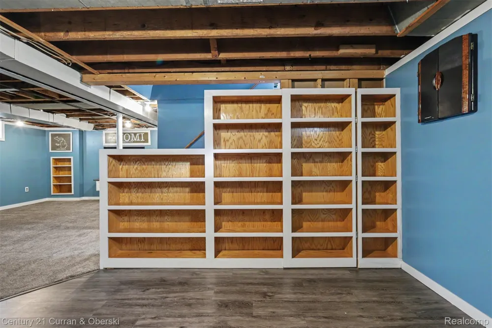 15606 Hanover Avenue Allen Park City, MI 48101