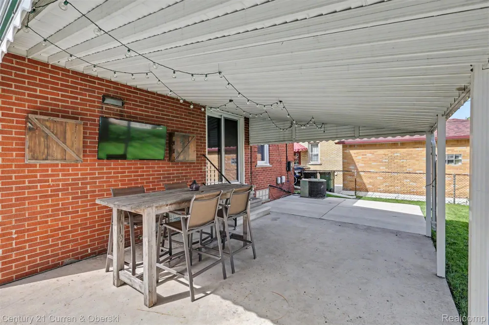 15606 Hanover Avenue Allen Park City, MI 48101