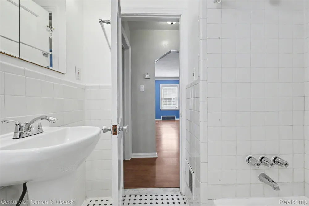 15606 Hanover Avenue Allen Park City, MI 48101