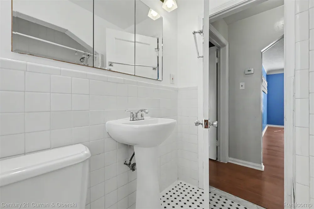 15606 Hanover Avenue Allen Park City, MI 48101