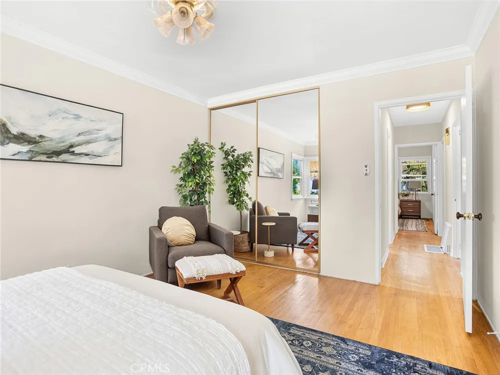 524 S Bel Aire Drive Burbank, CA 91501