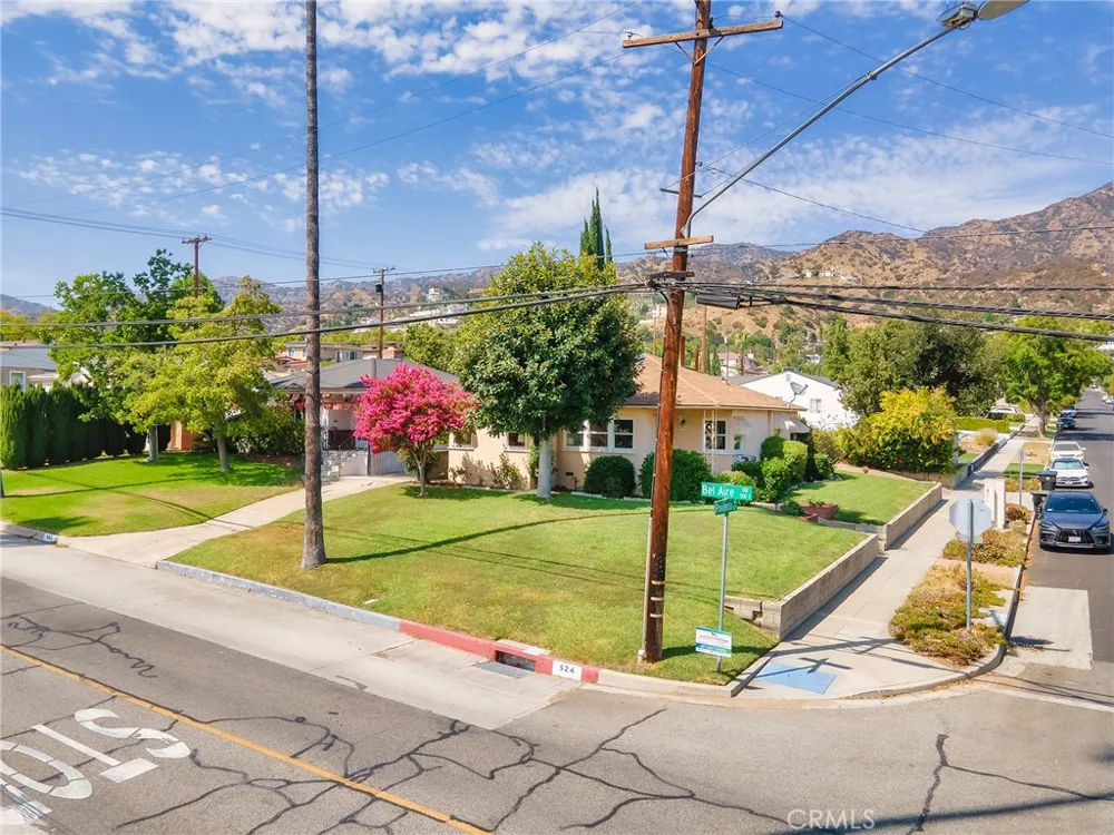 524 S Bel Aire Drive Burbank, CA 91501