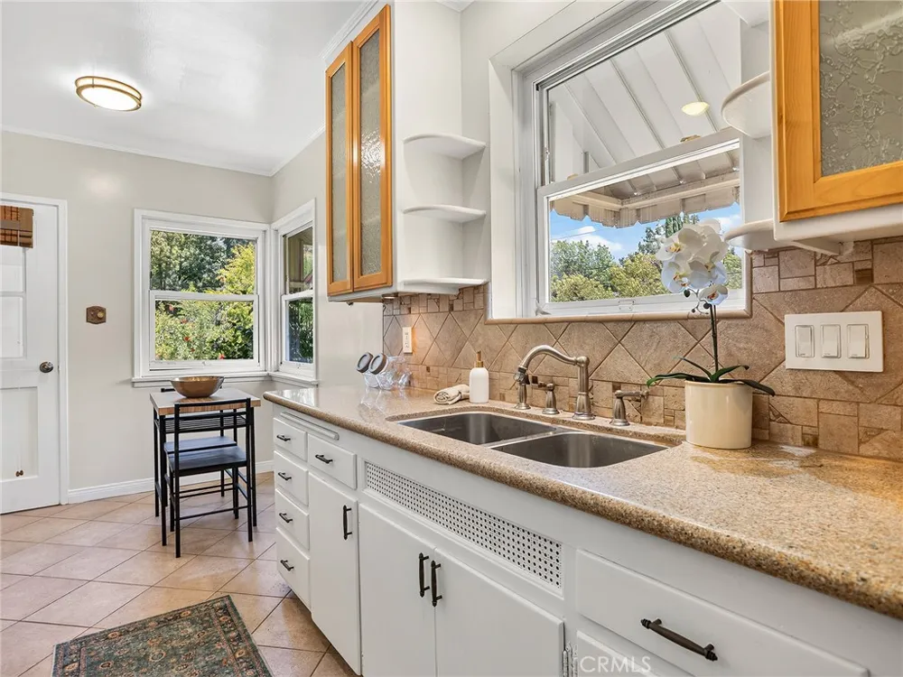 524 S Bel Aire Drive Burbank, CA 91501