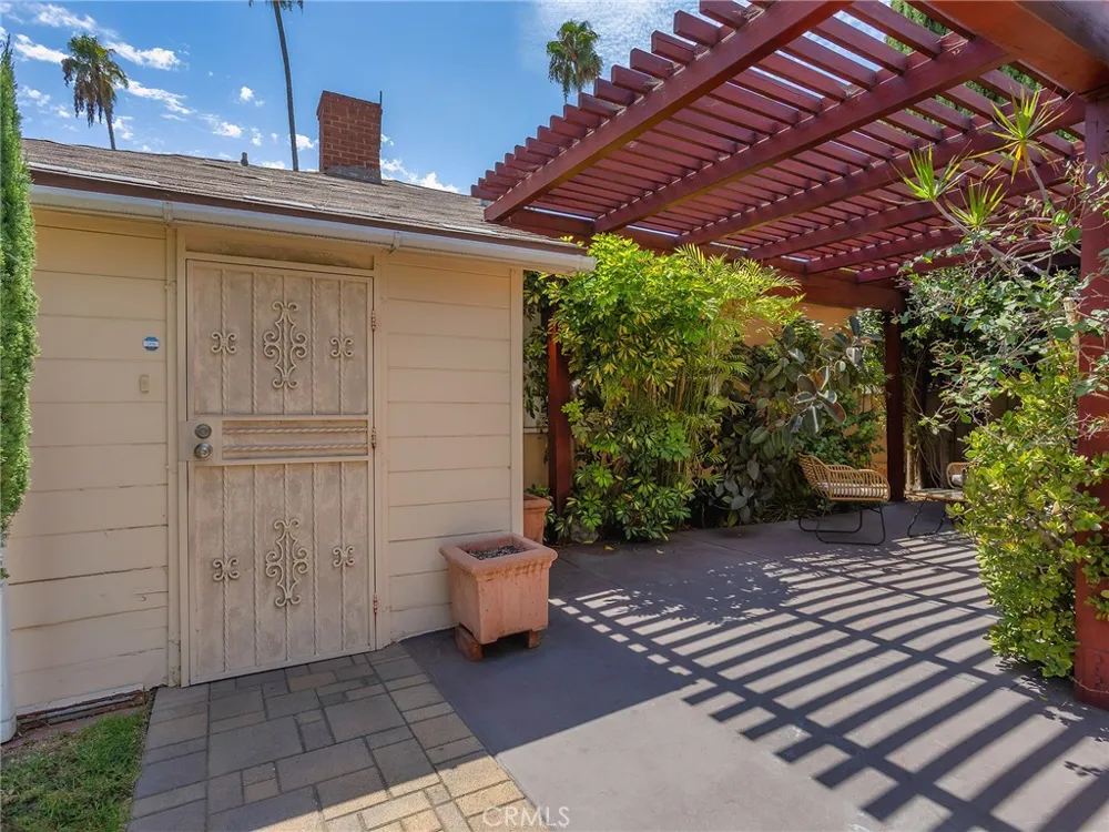 524 S Bel Aire Drive Burbank, CA 91501