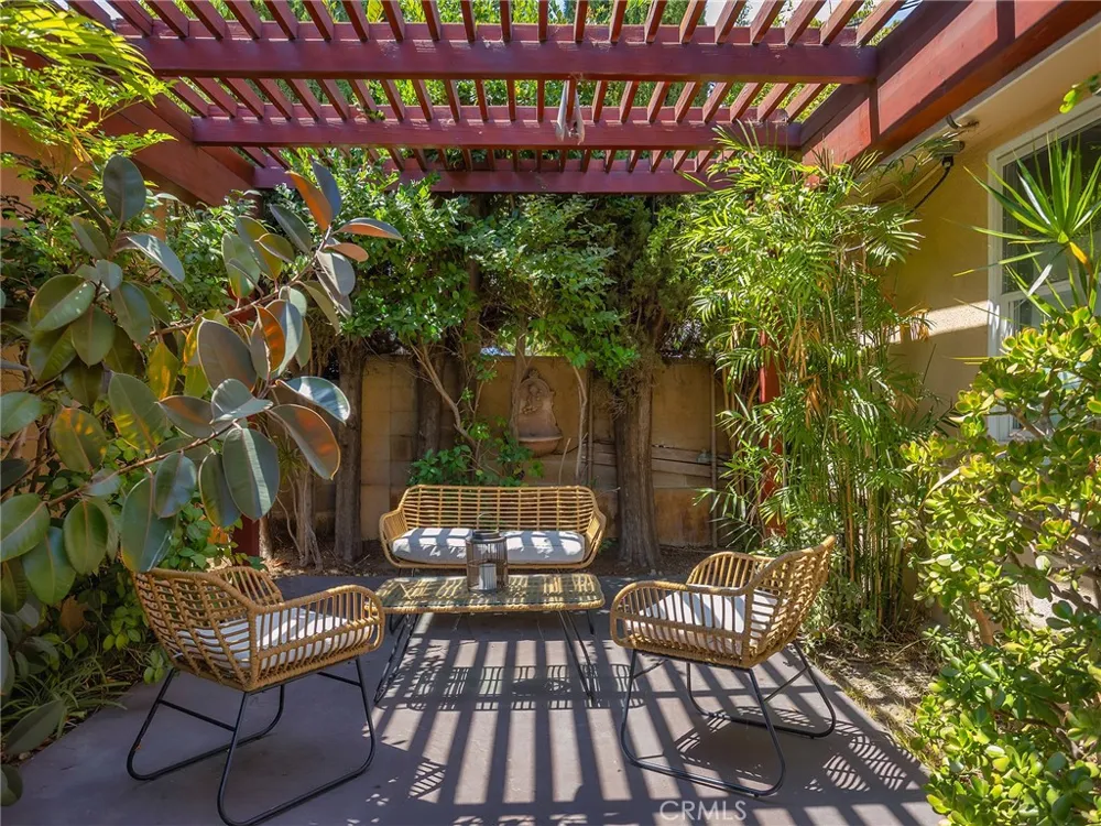 524 S Bel Aire Drive Burbank, CA 91501