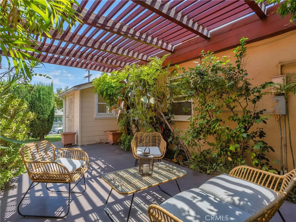 524 S Bel Aire Drive Burbank, CA 91501