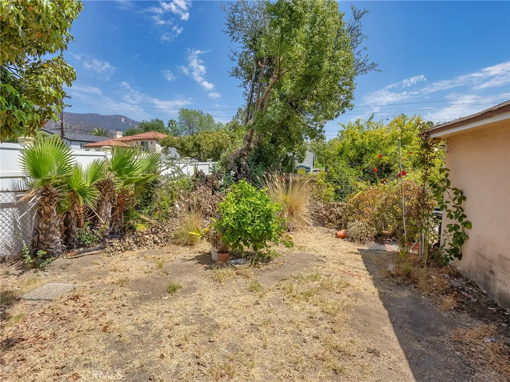 524 S Bel Aire Drive Burbank, CA 91501