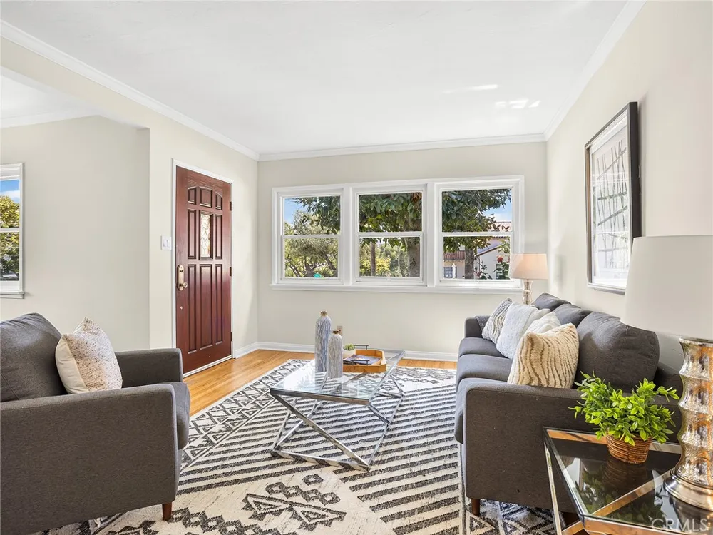 524 S Bel Aire Drive Burbank, CA 91501