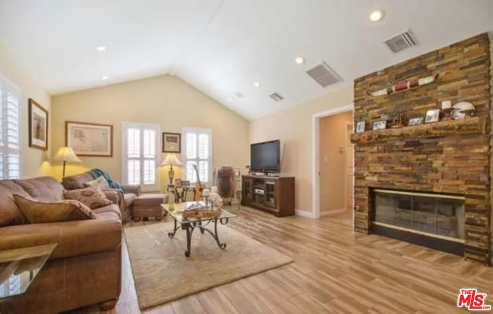 2340 Caldero Montrose, CA 91020