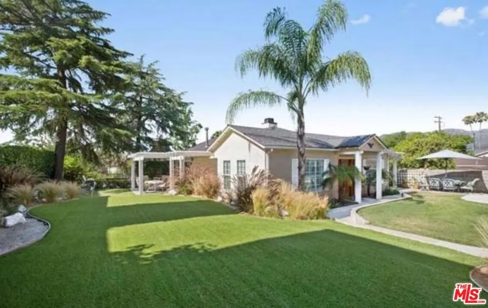 2340 Caldero Montrose, CA 91020