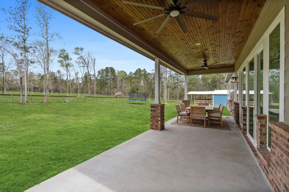 214 Fm-1097 E New Waverly, TX 77358