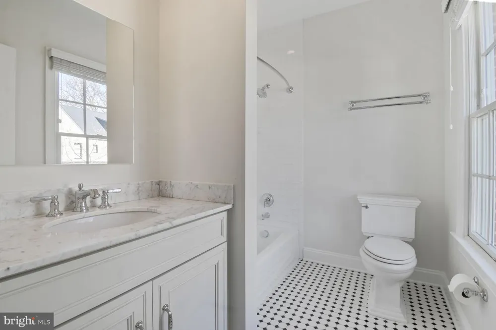 1935 FOXVIEW CIRCLE NW Washington, DC 20007