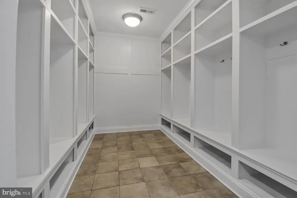 1935 FOXVIEW CIRCLE NW Washington, DC 20007