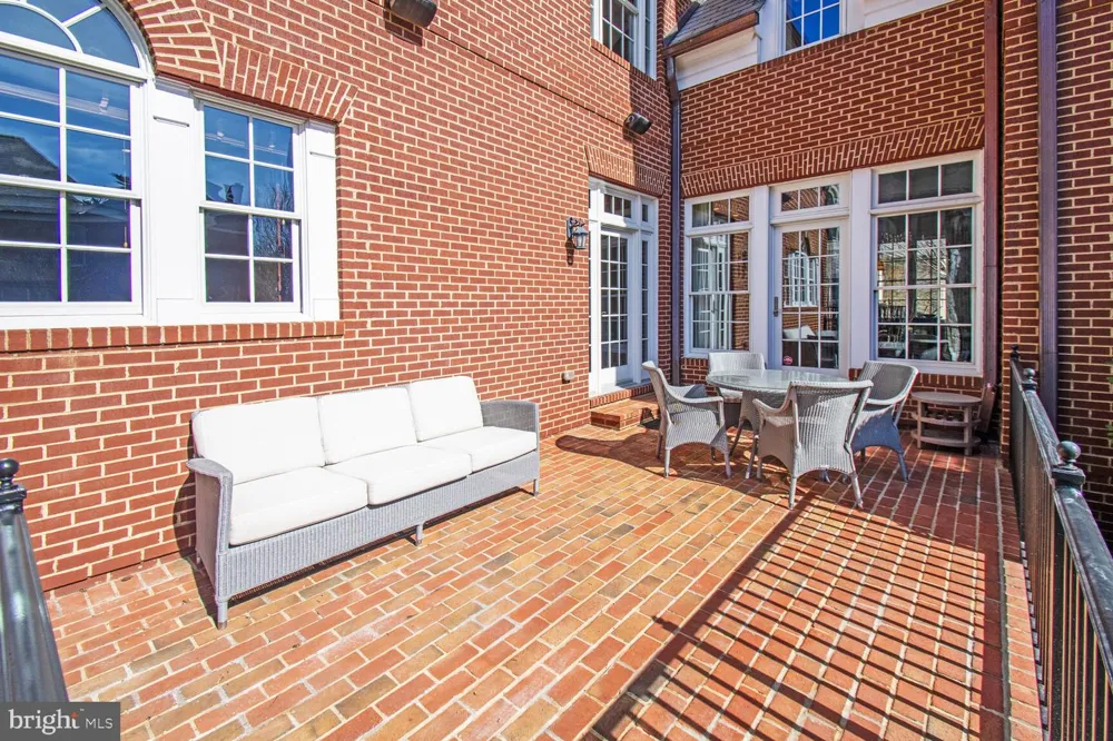 1935 FOXVIEW CIRCLE NW Washington, DC 20007