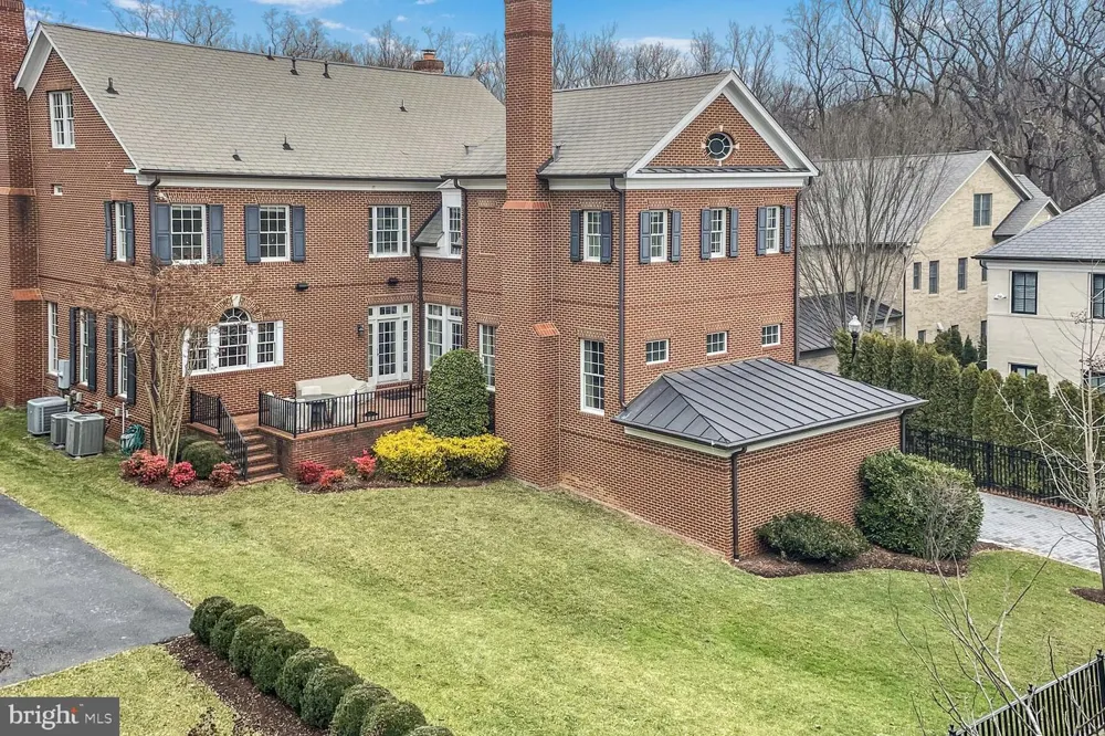 1935 FOXVIEW CIRCLE NW Washington, DC 20007