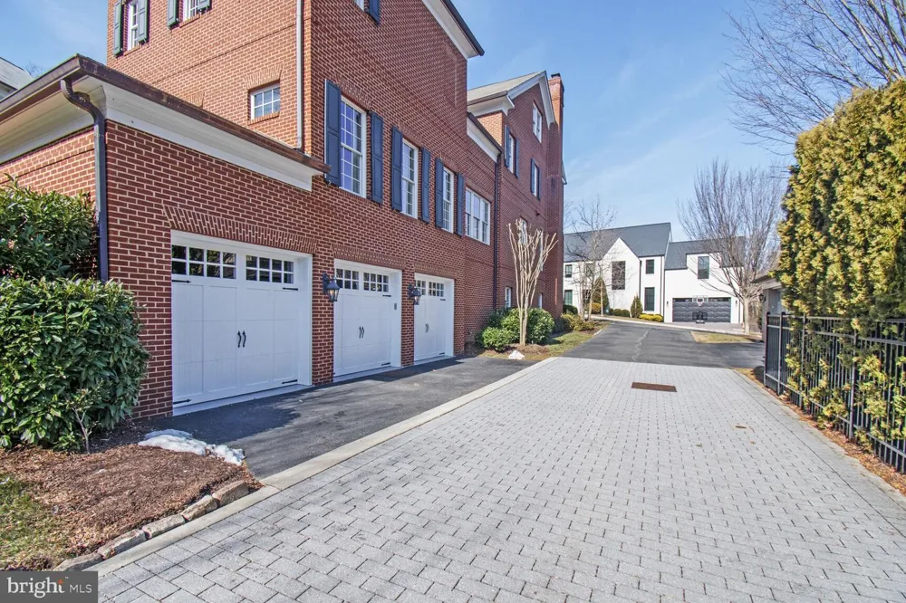 1935 FOXVIEW CIRCLE NW Washington, DC 20007
