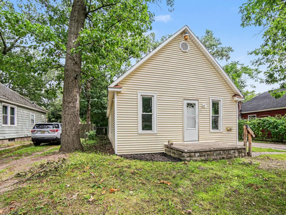 1876 Leahy Street Muskegon, MI 49442