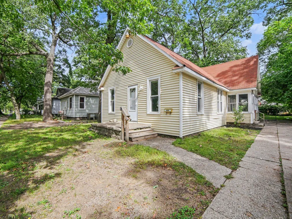 1876 Leahy Street Muskegon, MI 49442