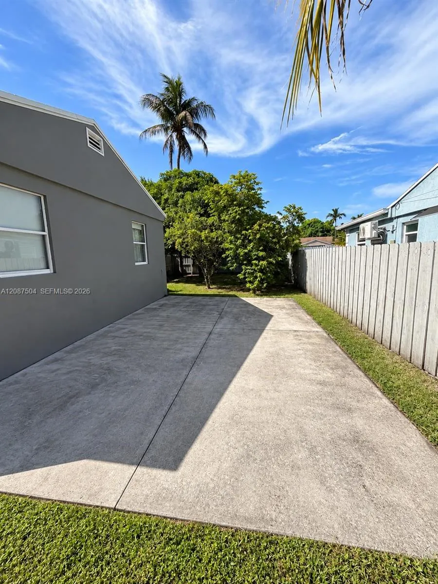 1418 NW 101st St Miami, FL 33147