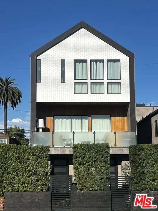 2606 S Barrington Avenue Los Angeles, CA 90064