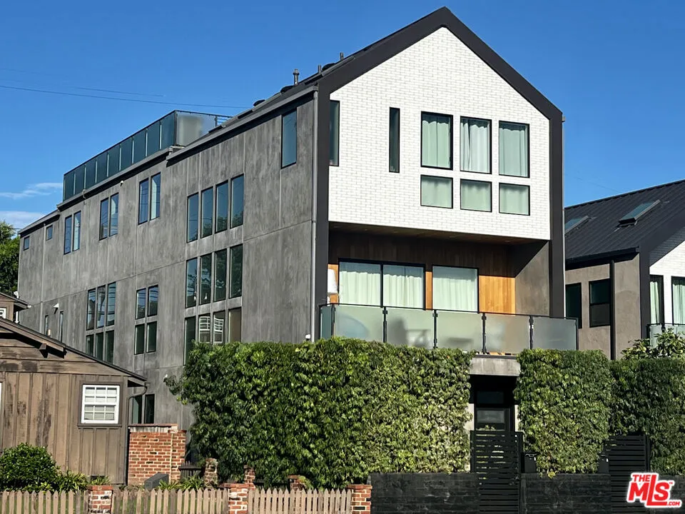 2606 S Barrington Avenue Los Angeles, CA 90064