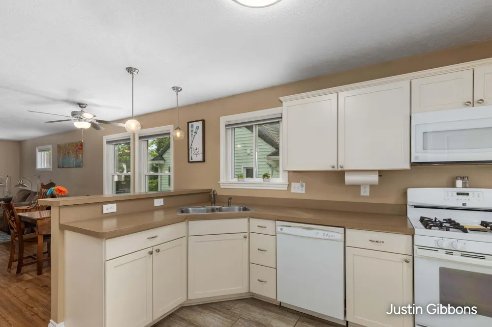 2030 Clifton Avenue Lansing, MI 48910
