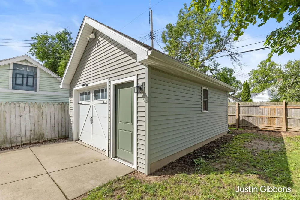 2030 Clifton Avenue Lansing, MI 48910