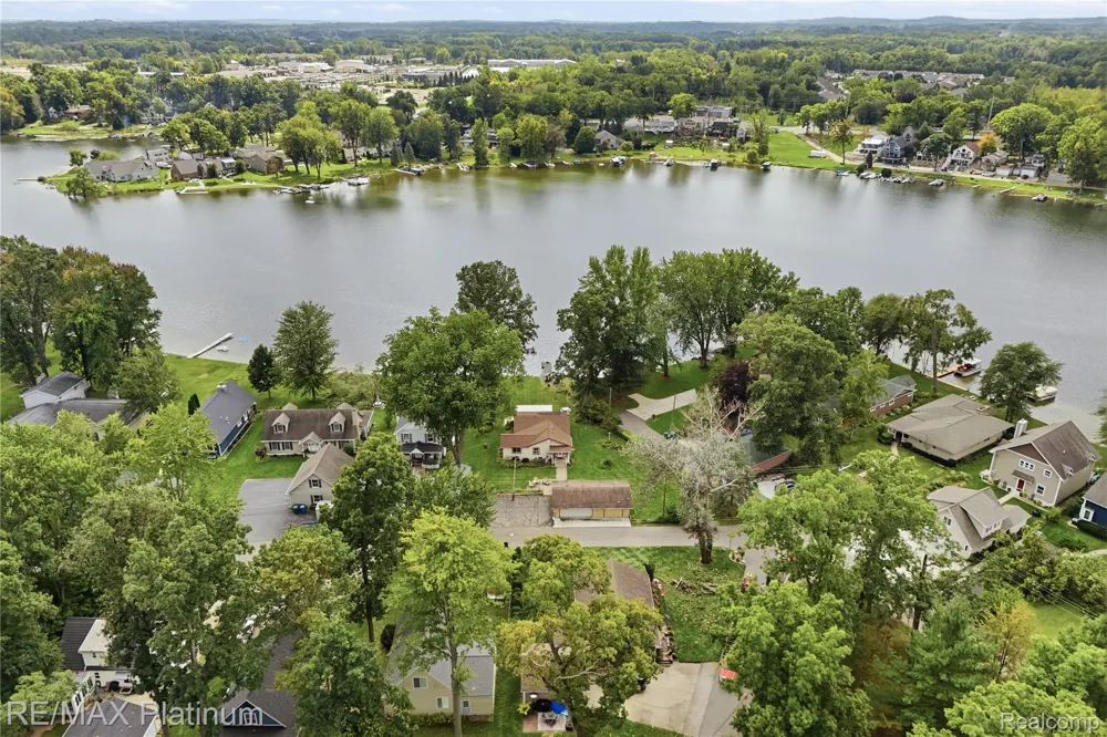1186 Chemung Drive Genoa Township, MI 48843