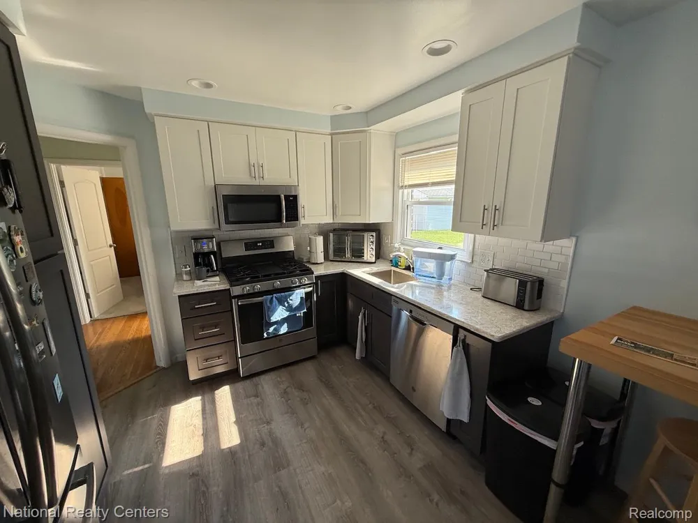 9918 Farmington Road Livonia City, MI 48150