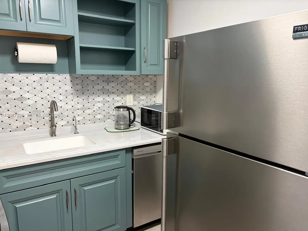 2861 Leonard Dr #F207 Aventura, FL 33160