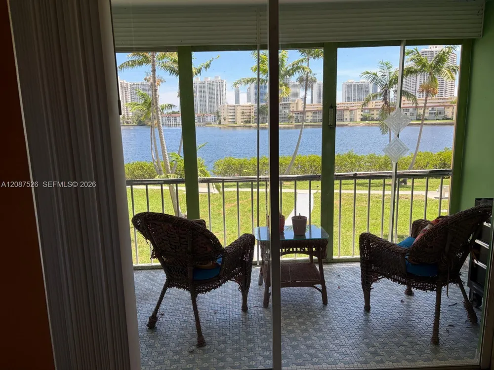 2861 Leonard Dr #F207 Aventura, FL 33160