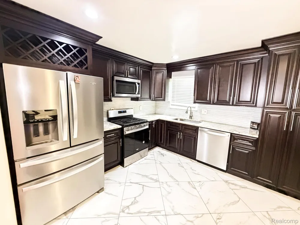 8439 Plumbrook Road Sterling Heights City, MI 48313